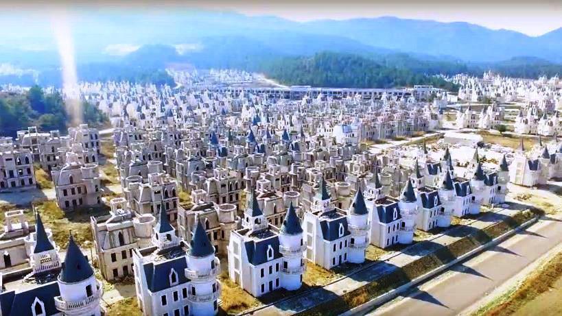 В Турции есть город-призрак с сотнями одинаковых заброшенных «диснеевских замков».
