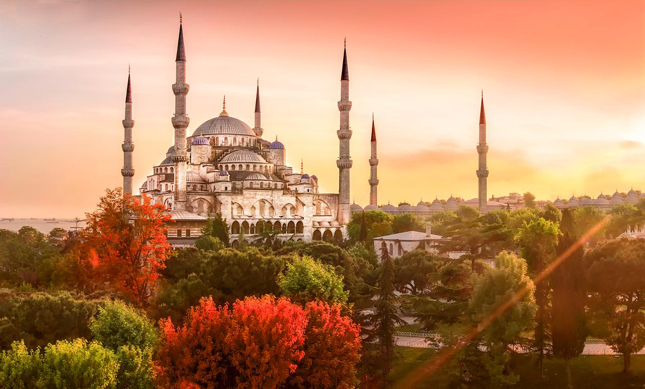 Голубая мечеть, или Мечеть Султанахмет, — первая по значению мечеть Стамбула