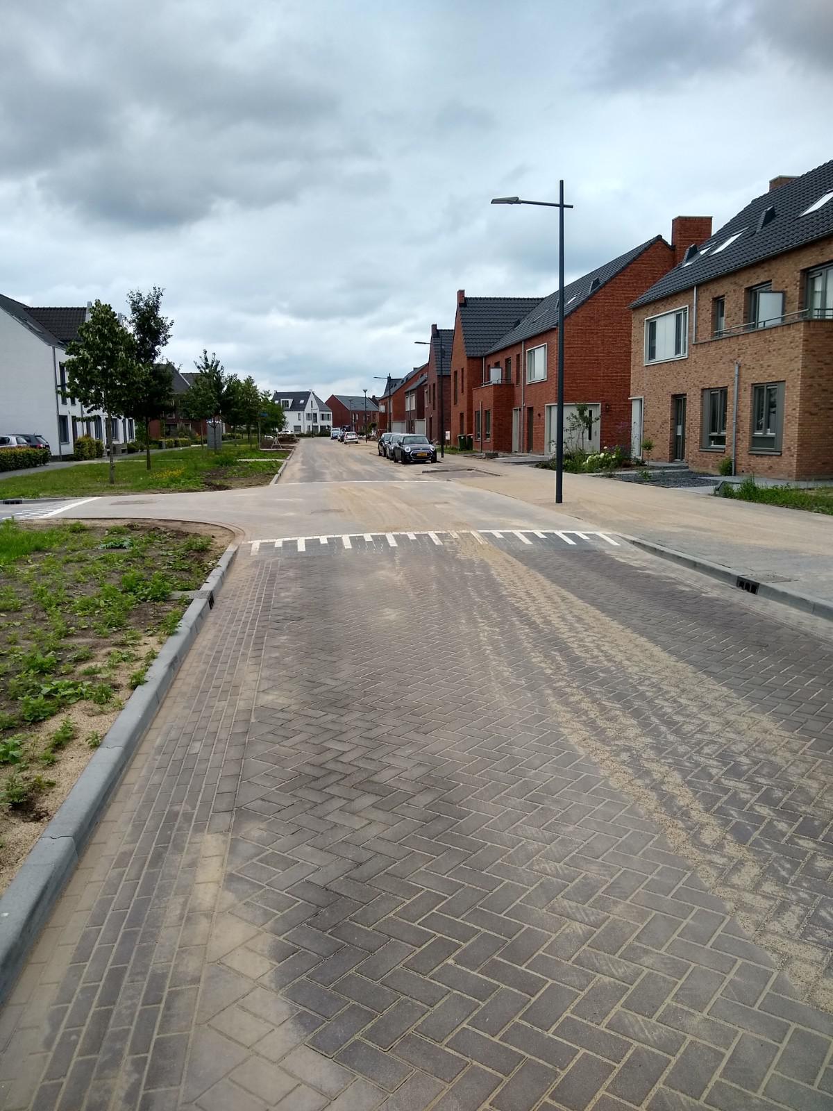 Burgemeester Verdaasdonkstraat is weer open voor het verkeer let op fietsers op de rijbaan
