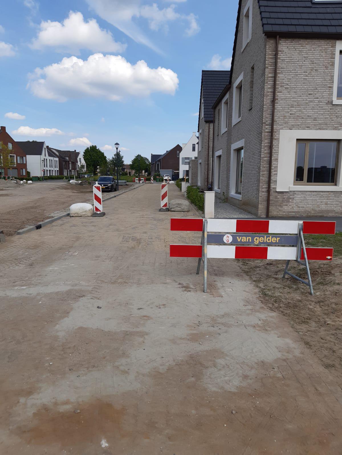 Klein parkeerterrein en Witrikweg bereikbaar