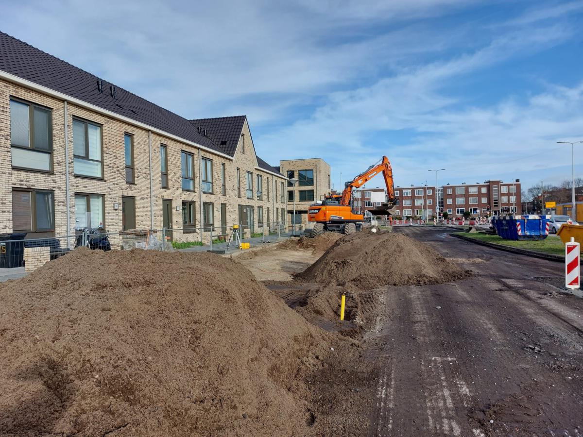 Een groenstrook en nieuw straatwerk