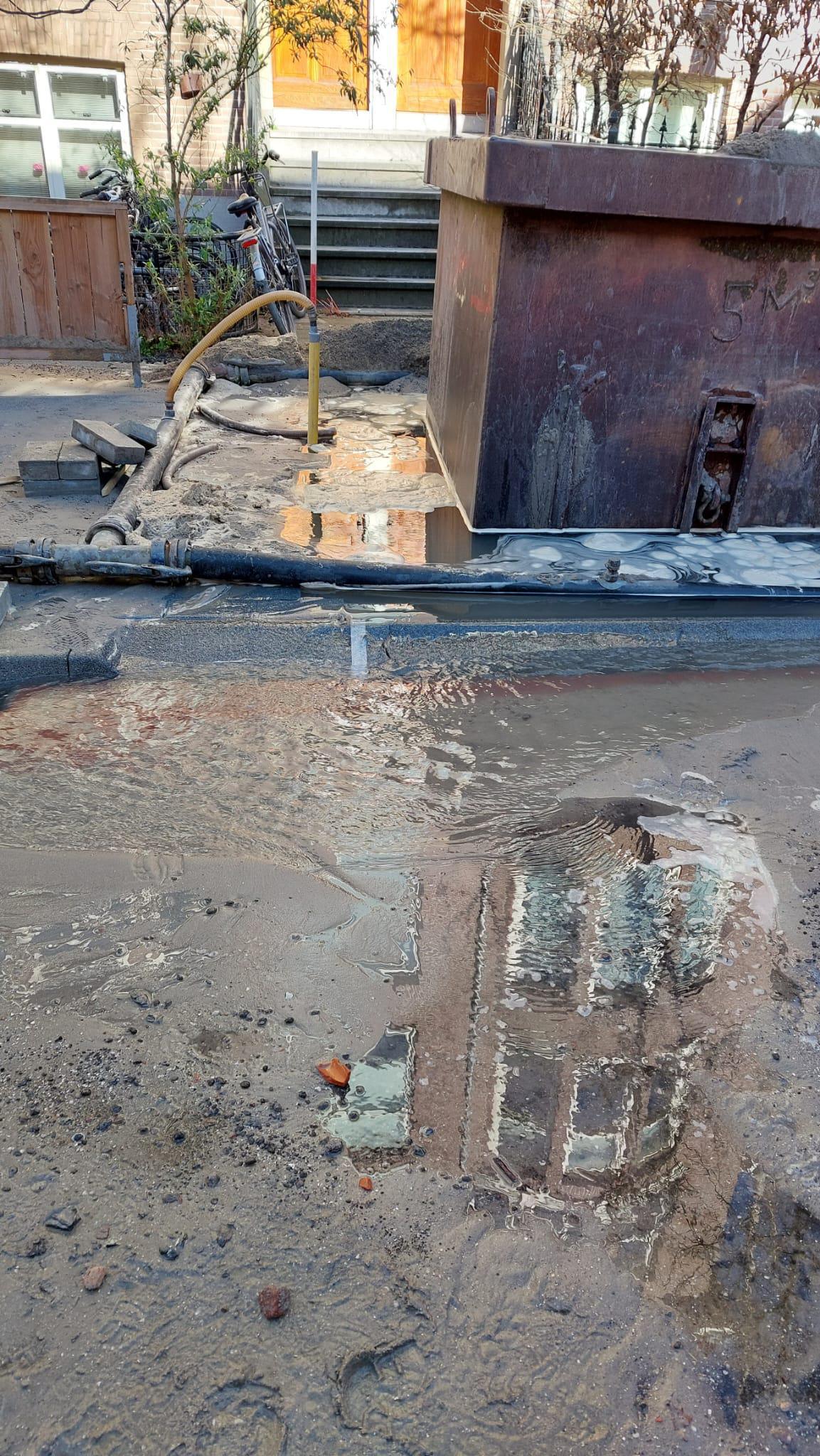 Waterleiding geraakt in de Koninginneweg Amsterdam
