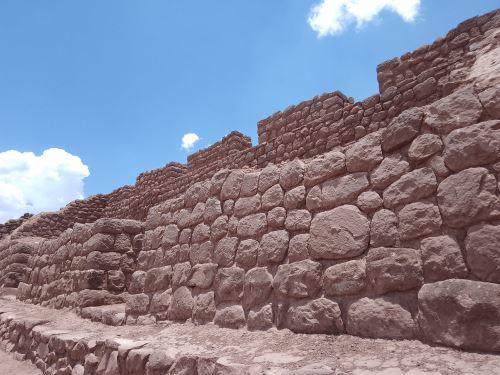 Cusco: conoce Wayna Tauqaray, el sitio arqueológico que destaca por sus asombrosas colcas