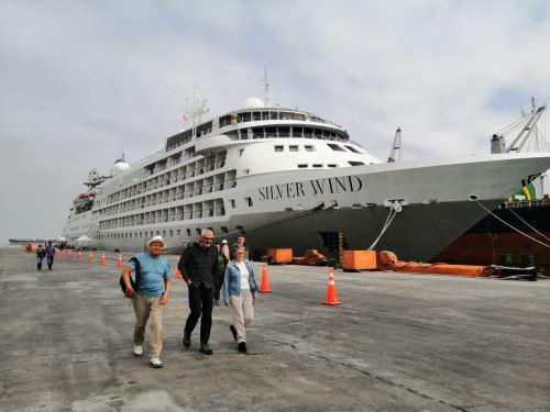A ritmo de marinera Trujillo recibió a pasajeros de crucero de lujo que arribó esta mañana