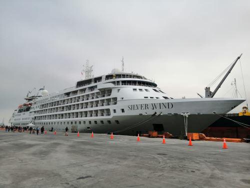 A ritmo de marinera Trujillo recibió a pasajeros de crucero de lujo que arribó esta mañana