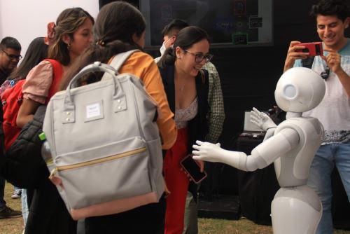 Arequipa: investigadores trabajan en el mejoramiento de interacción de robots turísticos