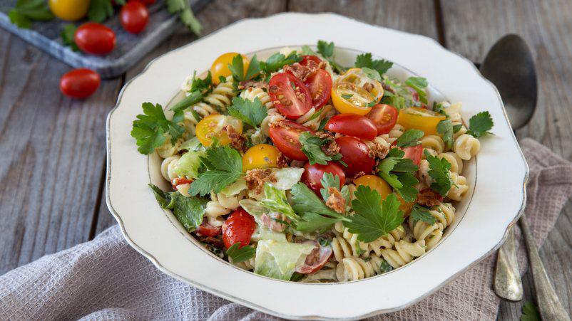 Insalata di pasta con bacon, lattuga e pomodori Insalata di pasta con bacon, lattuga e pomodori