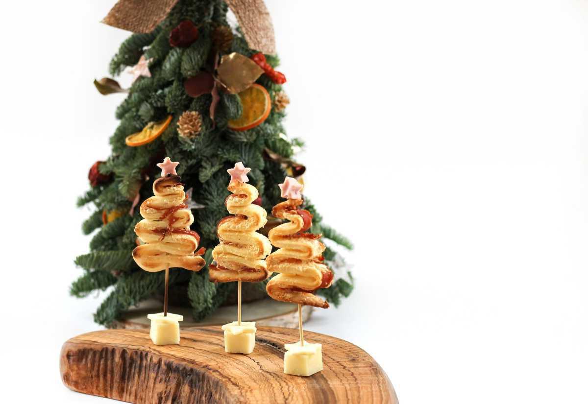 Alberelli di Natale di pasta sfoglia Alberelli di Natale di pasta sfoglia