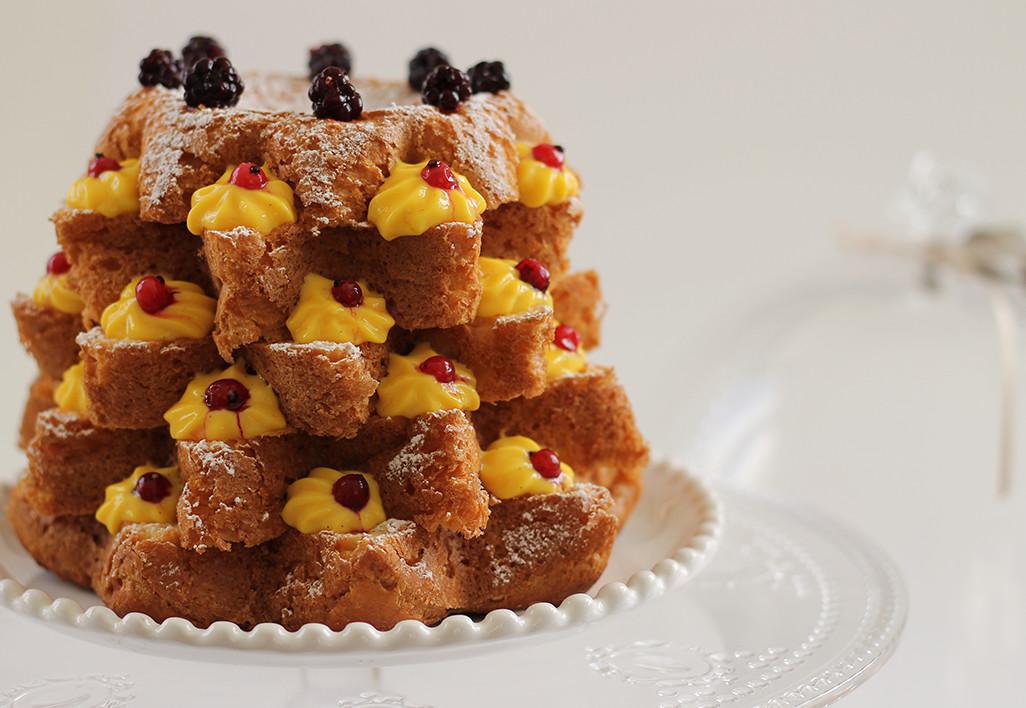 Pandoro farcito con crema e frutti di bosco Pandoro farcito con crema e frutti di bosco