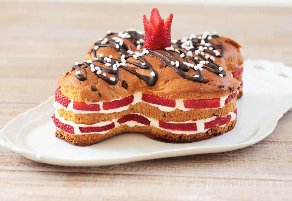 Colomba con gocce di cioccolato farcita Colomba con gocce di cioccolato farcita