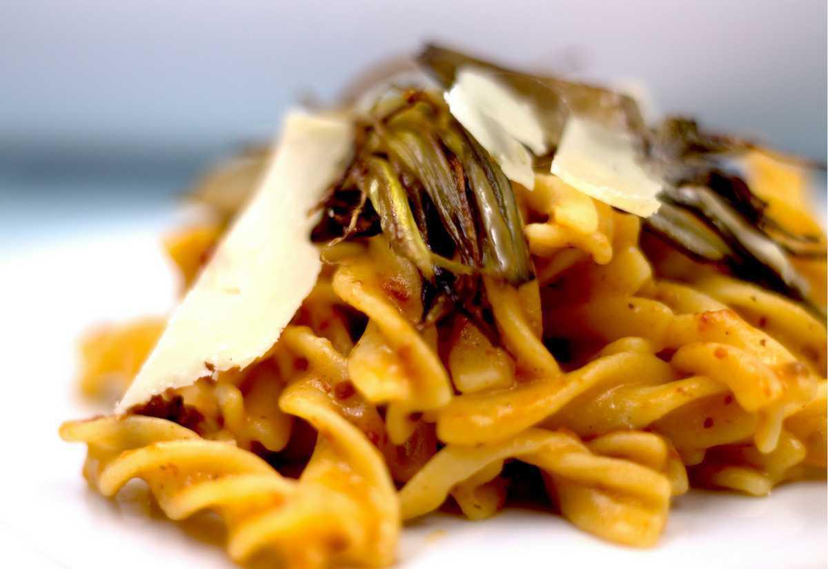 Fusilli senza glutine con pomodorini, pecorino e carciofi croccanti Fusilli senza glutine con pomodorini, pecorino e carciofi croccanti
