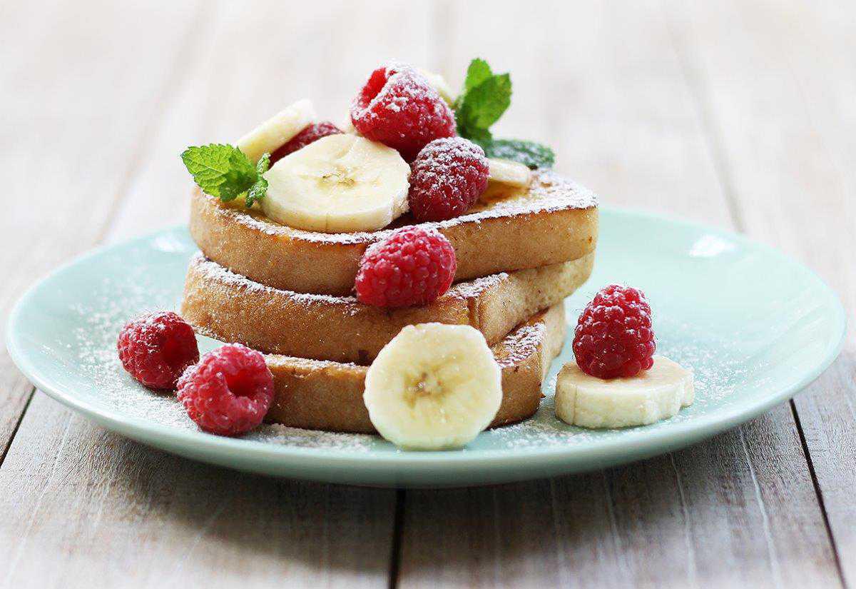 French toast con banane e lamponi French toast con banane e lamponi
