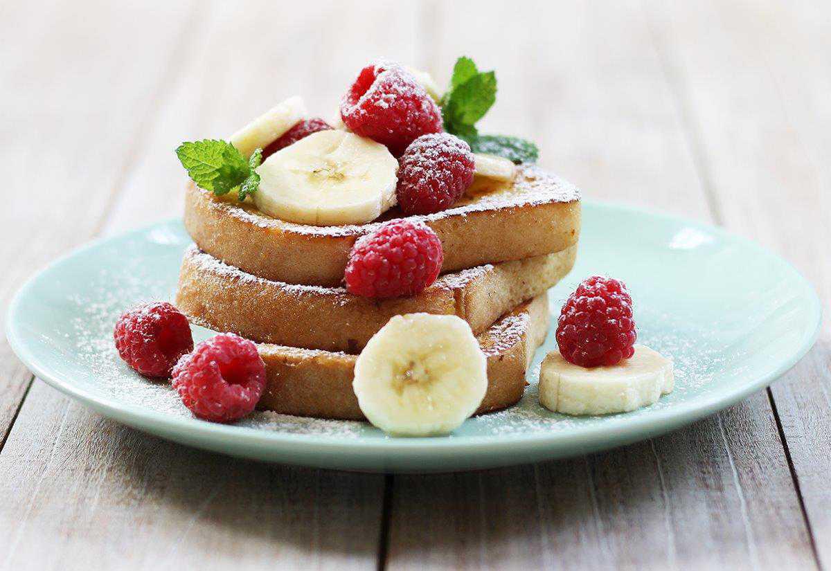 French toast con banane e lamponi