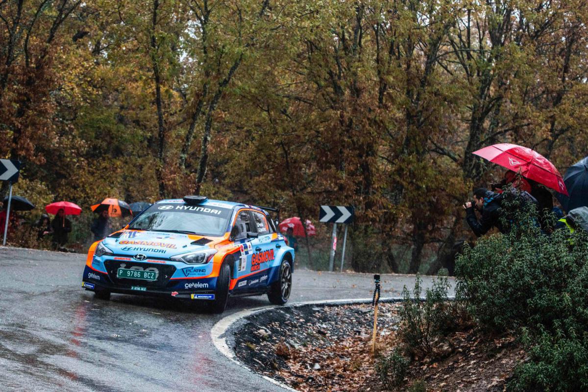 SURHAYEN PERNÍA LIDERA BAJO LA LLUVIA SURHAYEN PERNÍA LIDERA BAJO LA LLUVIA