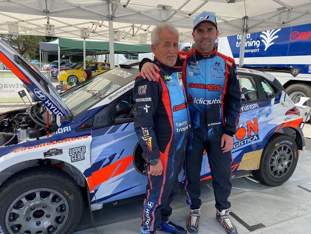 Surhayen Pernía, con su padre de copiloto Surhayen Pernía, con su padre de copiloto