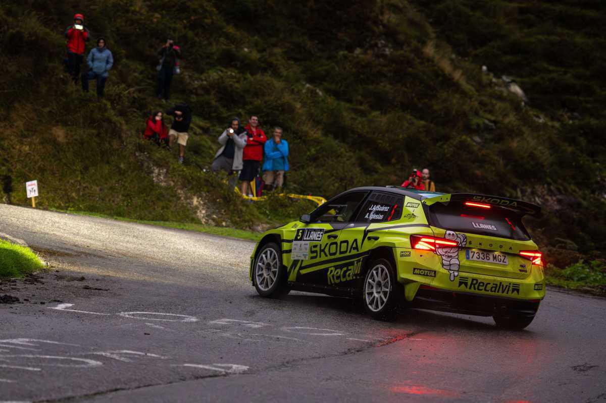 'Cohete' Suárez lidera bajo la lluvia 'Cohete' Suárez lidera bajo la lluvia