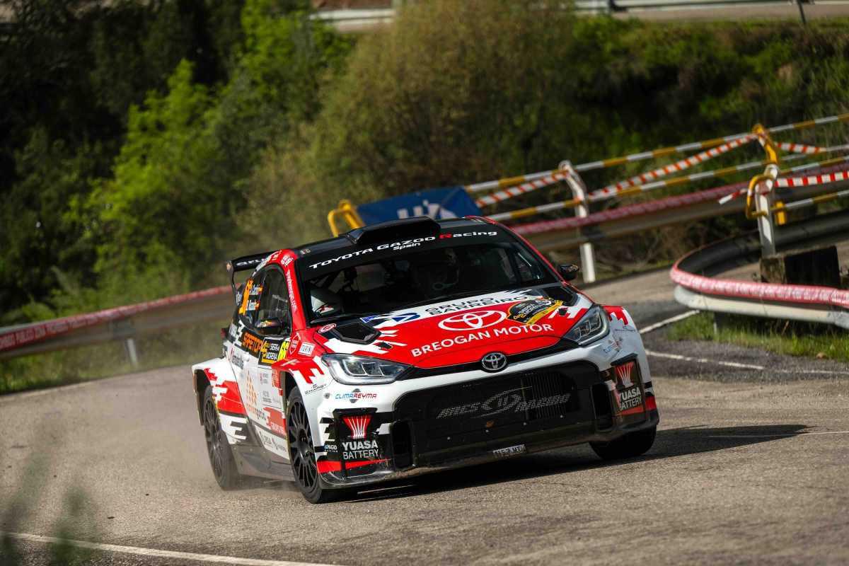 Alejandro Cachón encabeza una apretada lucha con 'Cohete' Suárez Alejandro Cachón encabeza una apretada lucha con 'Cohete' Suárez