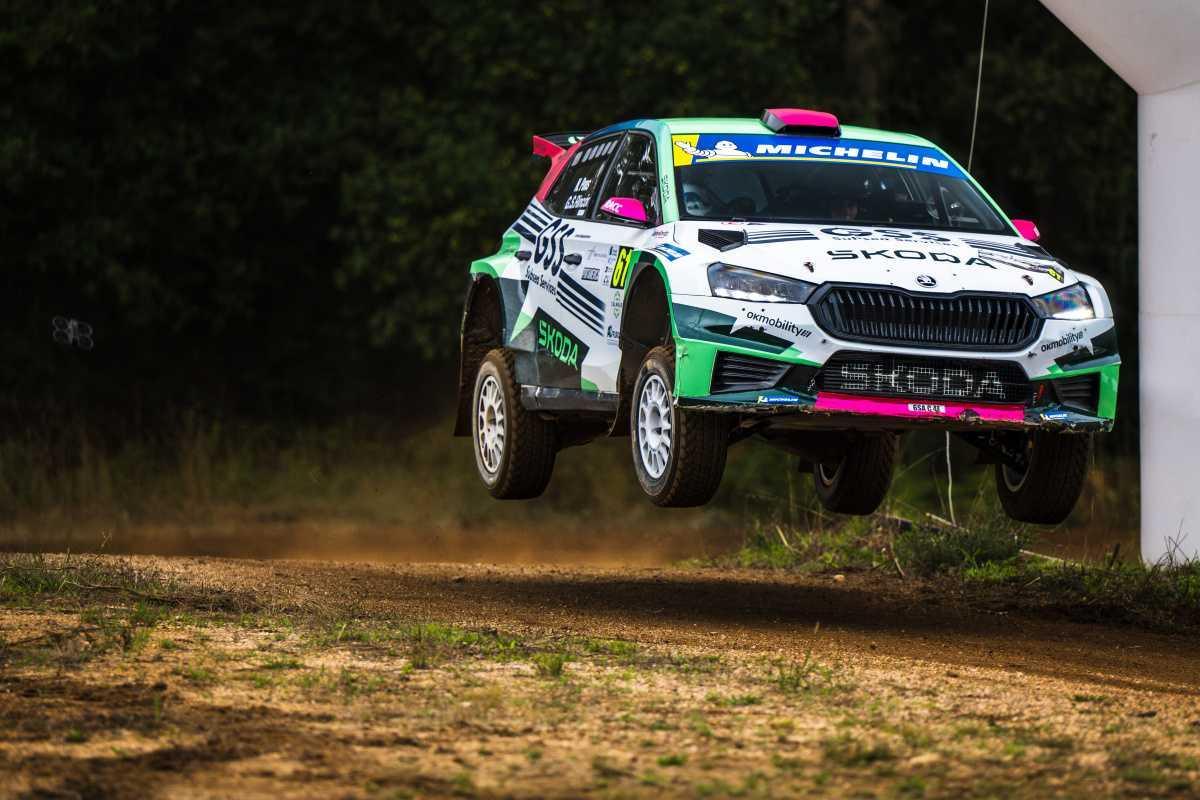 Nuria Pons se rueda sobre tierra con su Škoda Fabia RS Rally2