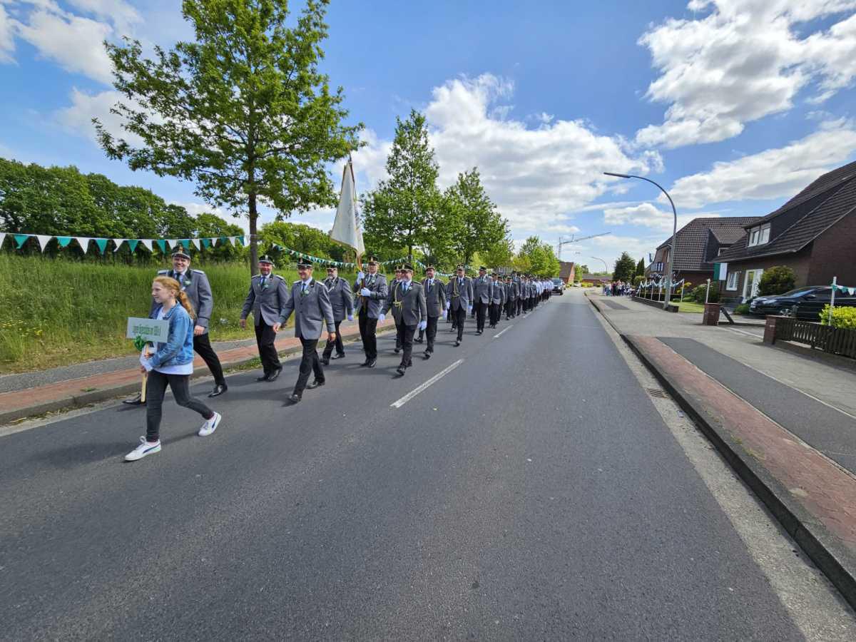 80 Bürgerschützen beim Jubelfest in Schepsdorf 