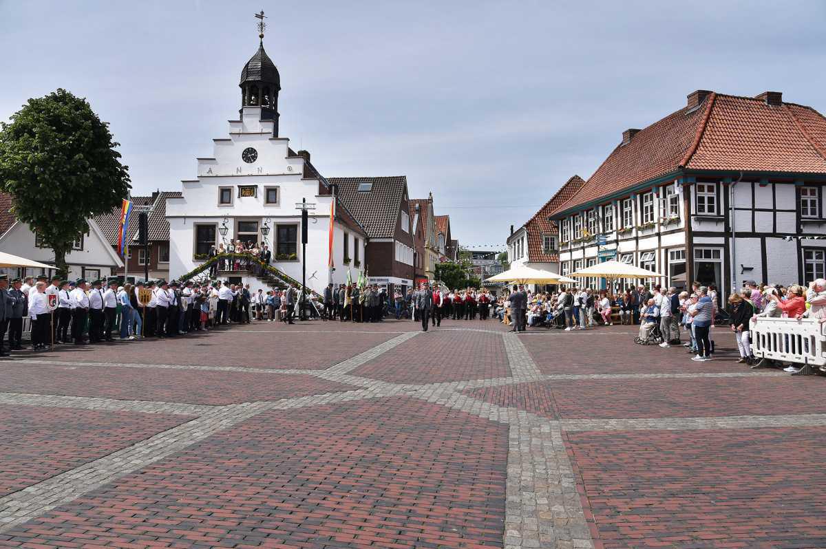 Festumzug durch die Stadt