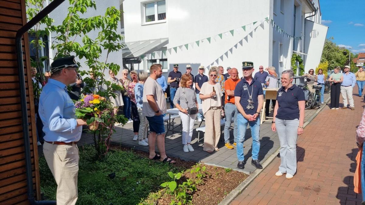 Sonniges Bogenaufhängen bei Königin und König