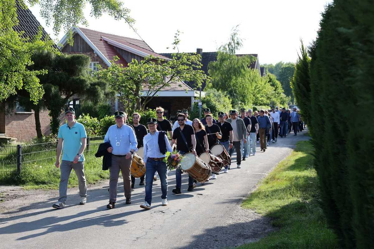 Sonniges Bogenaufhängen bei Königin und König
