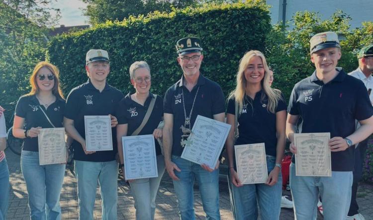 Sonniges Bogenaufhängen bei Königin und König