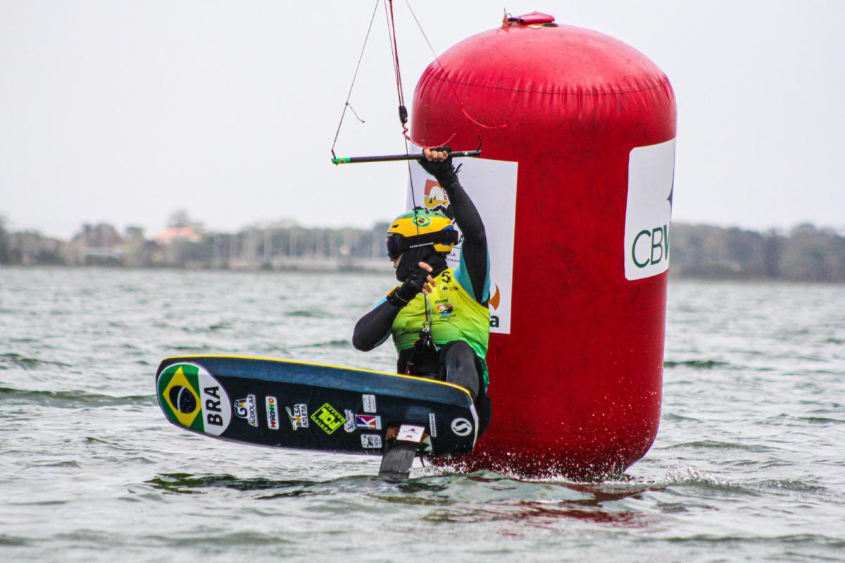 Bruno Lobo lidera primeiro dia da Copa Internacional de Kitesurf Araruama