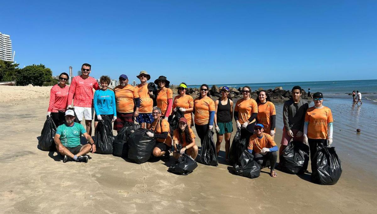 CBVela realiza mutirão de limpeza nas praias de Fortaleza (CE)