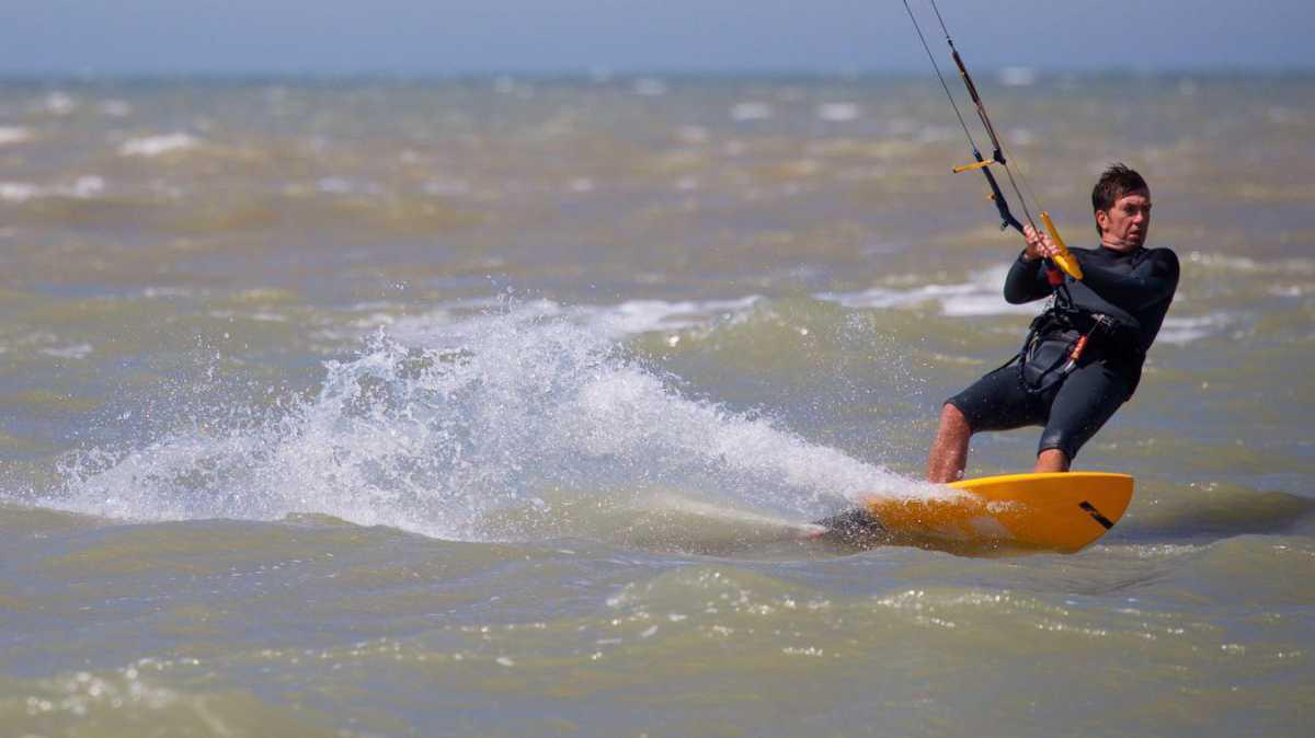 Nos images spectaculaires des kite-surfers à Sangatte, ce dimanche