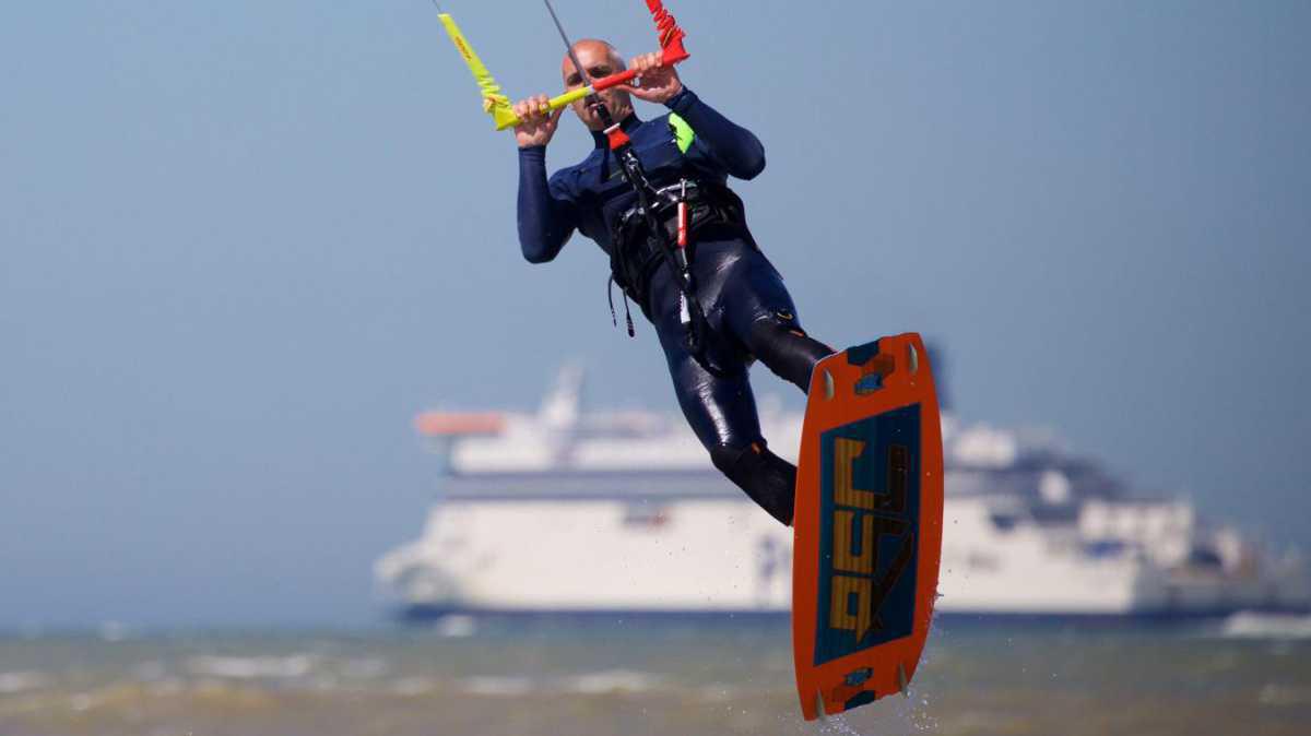 Nos images spectaculaires des kite-surfers à Sangatte, ce dimanche