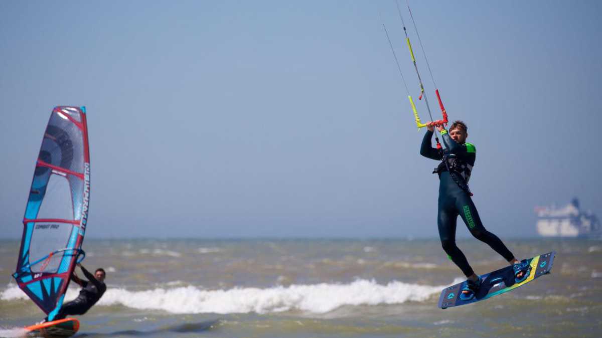 Nos images spectaculaires des kite-surfers à Sangatte, ce dimanche