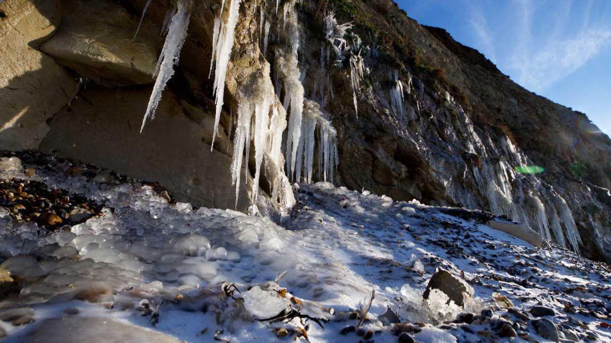 Escalles: au pied des falaises du cap Blanc-Nez, le froid forme des stalactites