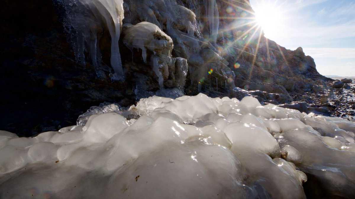 Escalles: au pied des falaises du cap Blanc-Nez, le froid forme des stalactites