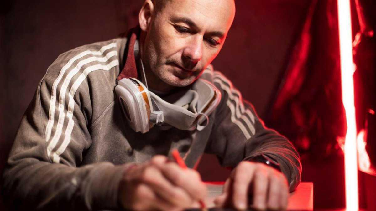 Sangatte: Éric Veinberg, shaper, conçoit et fabrique des planches de surf Sangatte: Éric Veinberg, shaper, conçoit et fabrique des planches de surf