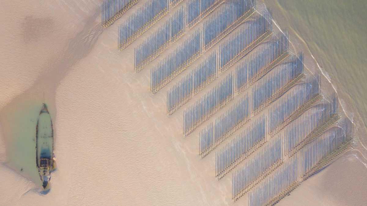 Les photos époustouflantes de l’épave d’un chalutier échoué sur la plage de Tardinghen depuis 104 ans