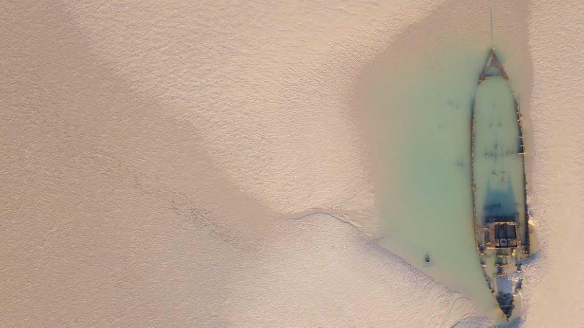 Les photos époustouflantes de l’épave d’un chalutier échoué sur la plage de Tardinghen depuis 104 ans