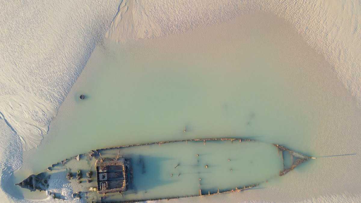 Les photos époustouflantes de l’épave d’un chalutier échoué sur la plage de Tardinghen depuis 104 ans