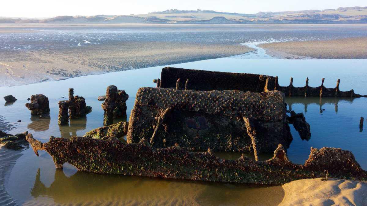 Les photos époustouflantes de l’épave d’un chalutier échoué sur la plage de Tardinghen depuis 104 ans
