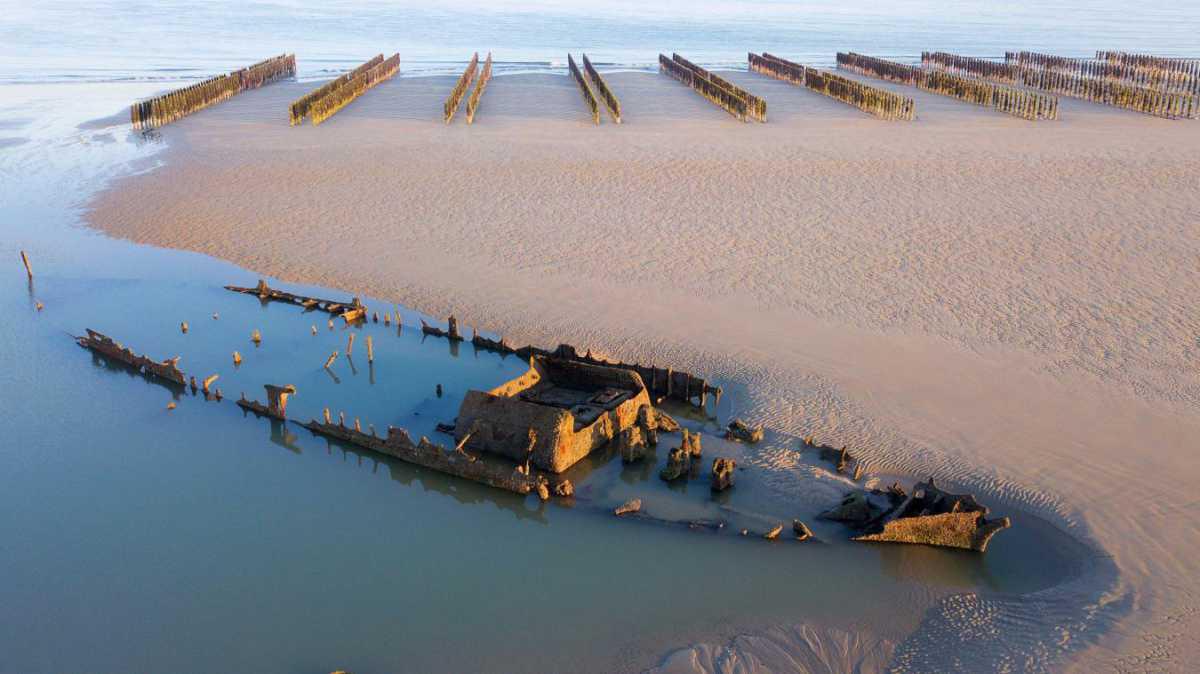 Les photos époustouflantes de l’épave d’un chalutier échoué sur la plage de Tardinghen depuis 104 ans