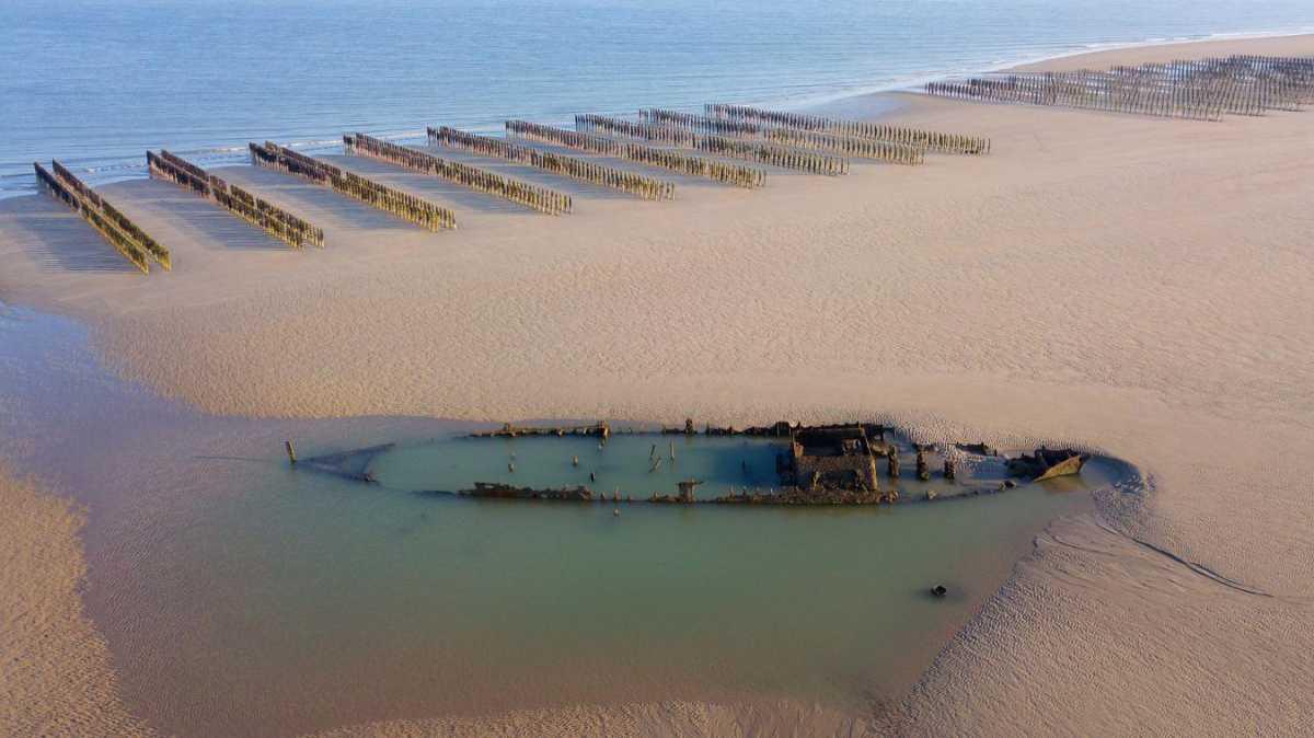 Les photos époustouflantes de l’épave d’un chalutier échoué sur la plage de Tardinghen depuis 104 ans