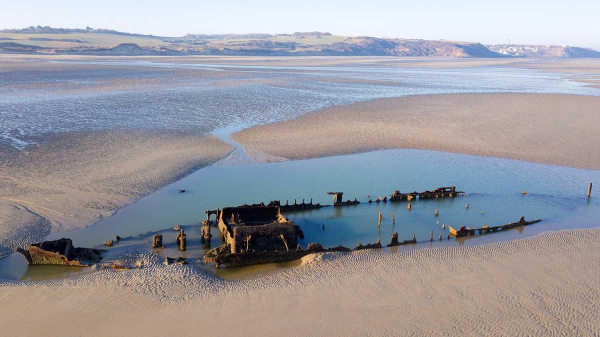 Les photos époustouflantes de l’épave d’un chalutier échoué sur la plage de Tardinghen depuis 104 ans