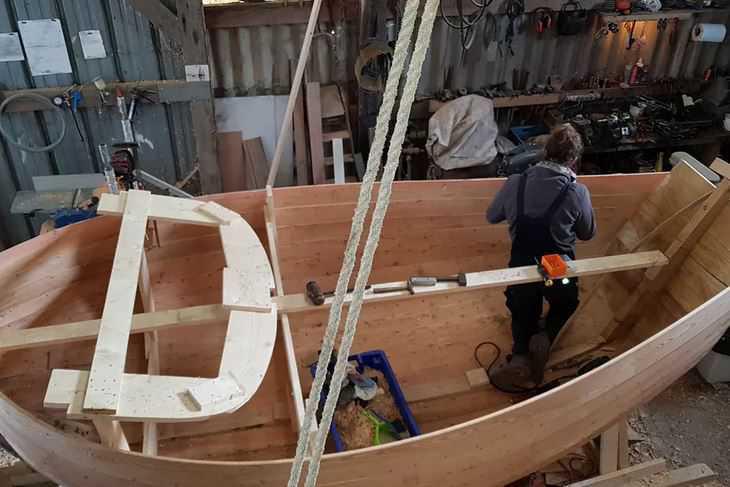 À Audresselles, un jeune charpentier fabrique deux vieux flobarts pour la Route du poisson