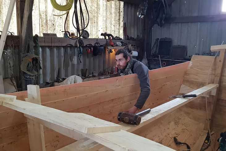 À Audresselles, un jeune charpentier fabrique deux vieux flobarts pour la Route du poisson