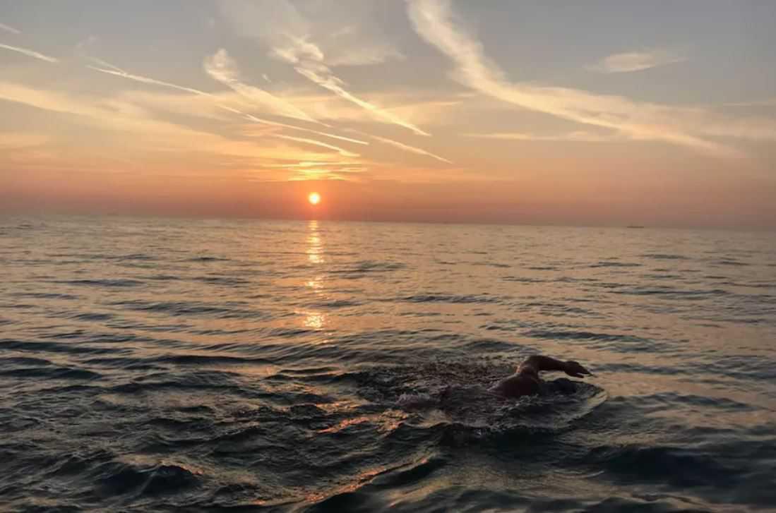 Traverser la Manche à la nage, sans combinaison, le dernier défi fou d’un champion de Haute-Savoie