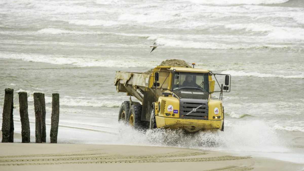 Pourquoi autant d’engins de chantier sur la plage de Wissant ? Pourquoi autant d’engins de chantier sur la plage de Wissant ?