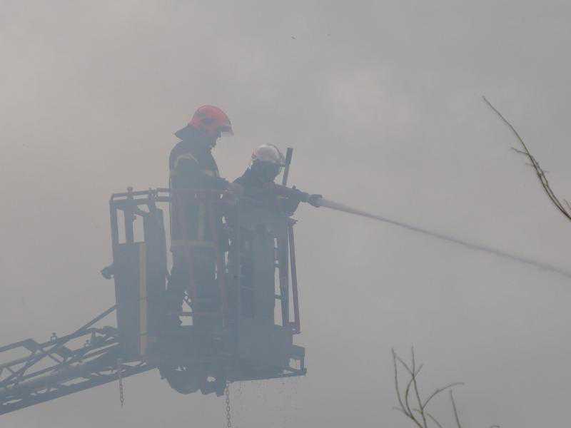 Après le vaste incendie à Leubringhen, des tonnes de paille à évacuer (vidéo)