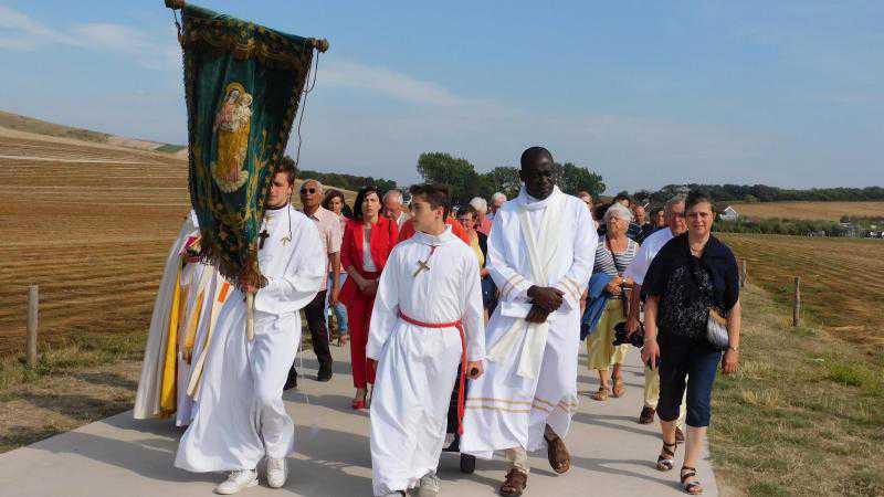 Escalles: bénédiction de la mer et procession à la grotte de Notre-Dame du Cran