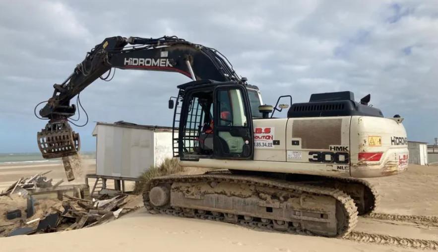 La démolition des 16 derniers chalets de la plage de Blériot a commencé : "notre magnifique plage est laissée à l'abandon" La démolition des 16 derniers chalets de la plage de Blériot a commencé : "notre magnifique plage est laissée à l'abandon"