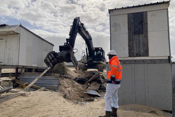 La démolition des 16 derniers chalets de la plage de Blériot a commencé : "notre magnifique plage est laissée à l'abandon" La démolition des 16 derniers chalets de la plage de Blériot a commencé : "notre magnifique plage est laissée à l'abandon"
